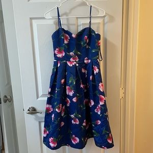 EUC Liza Luxe blue floral sleeveless knee length dress